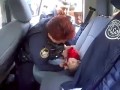 Policjantka reanimuje małe dziecko