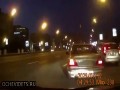 Stoi na środku drogi i ...