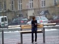Chłopiec na przystanku w Norwegii