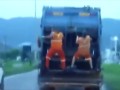Myślicie, że wywożenie śmieci to nudna praca?