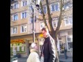 Nawiedzona baba (jaga) zaczepia ludzi na chodniku