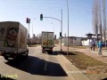 Na czerwonym z dzieckiem wprost pod samochód