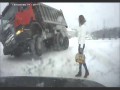 Piękna dziewczyna zatrzymała ciężarówkę