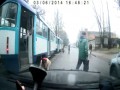 Pięknie wypadł z tramwaju