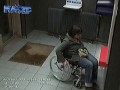 Złodziej atakuje kobietę na wózku przy bankomacie