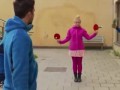 Sztuczka ping pongowa z nożami