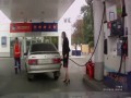 Dziewczyna na stacji benzynowej