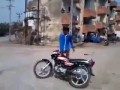 Bączek na motocyklu wykonany w bardzo złym miejscu