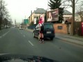 Bezmyślny rolkarz - Chwycił się auta i jechał ulicą