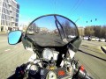 Debil na motorze zasuwa między samochodami