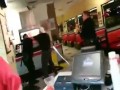 Dwóch policjantów, paralizatory i jeden koleś...