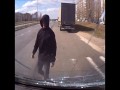 Zły pieszy z butelką