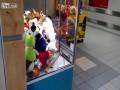 Cygańskie dziecko okrada automat z maskotkami