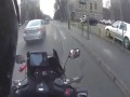 Kierowca samochodu powoduje wypadek ...