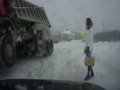 Fajna dziewuszka przechodzi przez ulicę