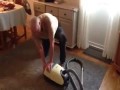 Dziadek próbuje odpalić odkurzacz
