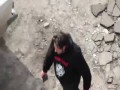 Koleś rozbija szyby w samochodach ...