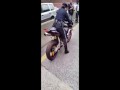 Policjantka konfiskuje skuter