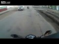 Idiota - Motocyklista popchnął innego motocyklistę na pędzący samochód