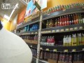 Dziewczyna zaczepia psa pomocnika pewnego inwalidy