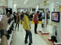 Facet tańczy w sklepie elektronicznym