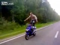 Akrobata na skuterze