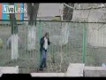 Chłopak ratuje biednego pijaczynę