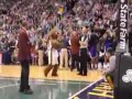Sędzia NBA tańczy z maskotką