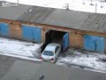 Kobieta stara się wjechać do bramy garażowej