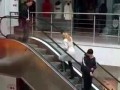 Blondynka na ruchomych schodach