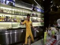 Barman robi drinka
