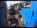 Motocyklista i otwarte drzwi