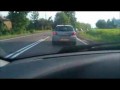 Koń atakuje na ruchliwej drodze