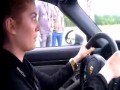 Dziewczyna testuje launch control w Porsche 911 Turbo S