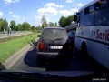 Rowerzysta ucieka z miejsca kolizji