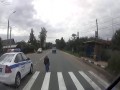 Policja wyprzedza na pasach i potrąca przechodnia