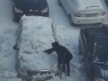 Kobieta odśnieża samochód