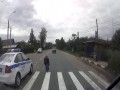 Gliniarz potrąca przechodnia na pasach