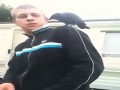 Gawron siada na ramieniu upalonego kolesia