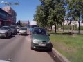 Idiotka przechodzi przez ulicę z dziećmi