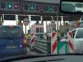 Karetka stoi i czeka na sygnale na bramce na Autostradzie