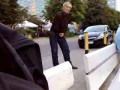 Starszy pan na przystanku MPK
