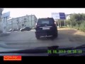Blondynka przewozi pralkę samochodem