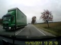 Idiota za kierownicą wyprzedza na ciągłej