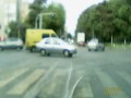 Idiota wprzedza na czerwonym, na pasach