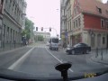 Policja przejeżdża na czerwonym