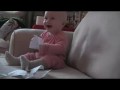 Bobas śmiejący się z rozdzieranego papieru