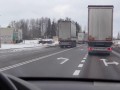 Samochody ciężarowe na drodze - niebezpieczne manewry