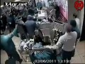30 antyfaszystów kontra 1 skinhead