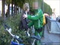Potraktował policjanta wibratorem